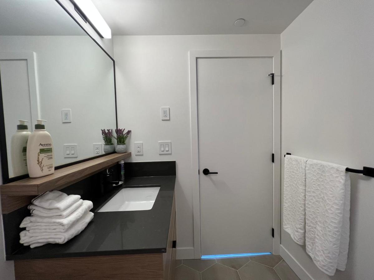 Amazing Brand New Lakeview Condo Downtown Kelowna Exterior foto